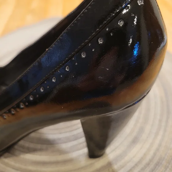 👠EUC~ HOT KISS BLACK PATENT LEATHER PUMPS - Picture 4 of 6